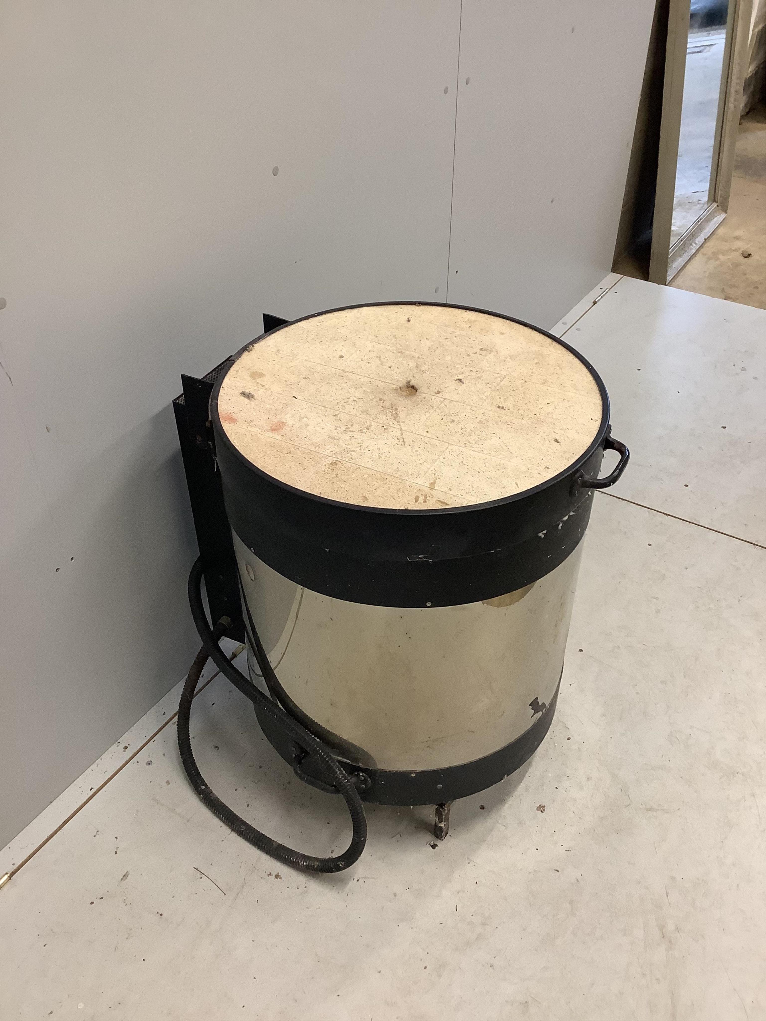 A Sitter electric kiln, model Lt-3 retailed by Potterycraft.